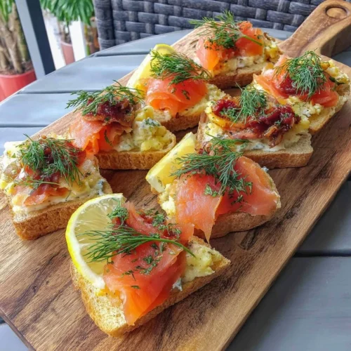 Knäckebrödstoast toppad med rökt lax och färsk dill.