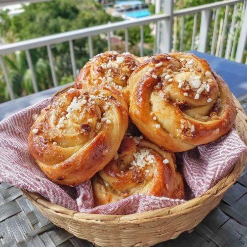 Mjuka kardemummabullar med pärlsocker på ett fat