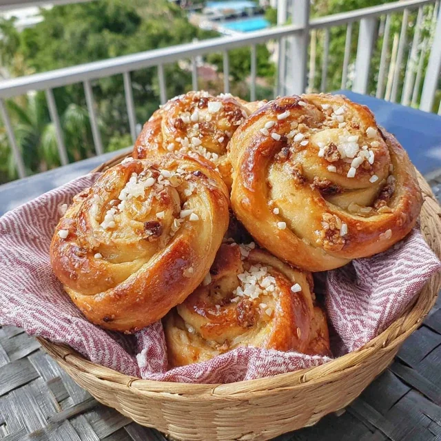 Mjuka Kardemummabullar med Pärlsocker