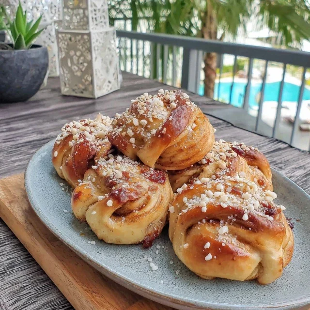 Mjuka Kardemummabullar med Pärlsocker