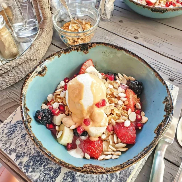 Açaí-bowl med röda bär och granola