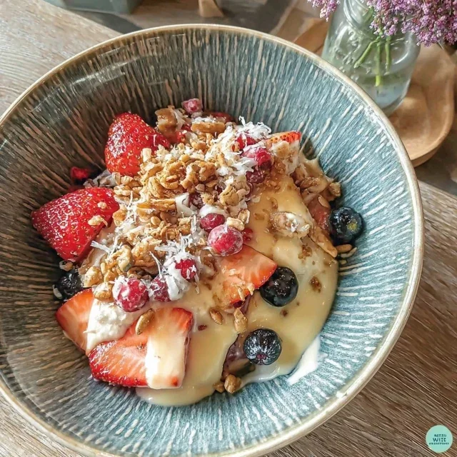 Açaí-bowl med röda bär och granola