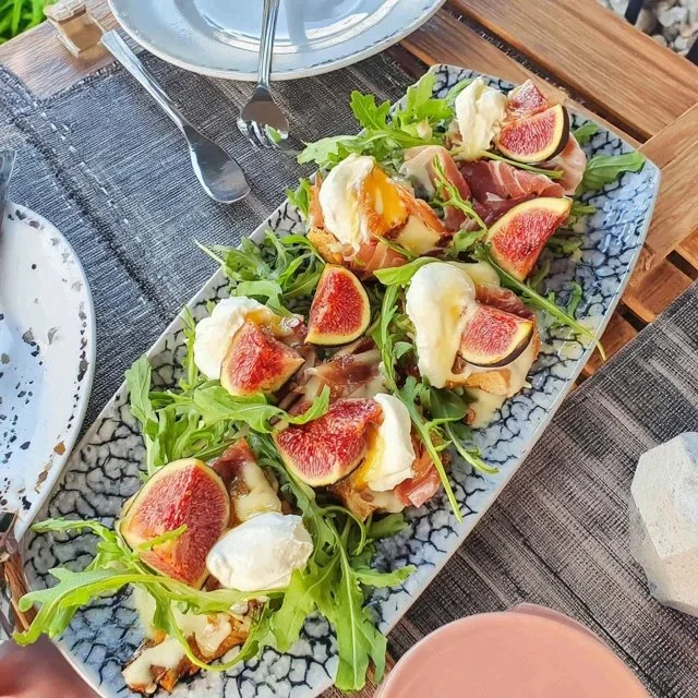 Antipastibricka med fikon, burrata och rucola