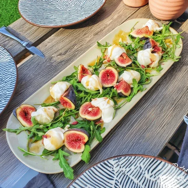 Antipastibricka med fikon, burrata och rucola