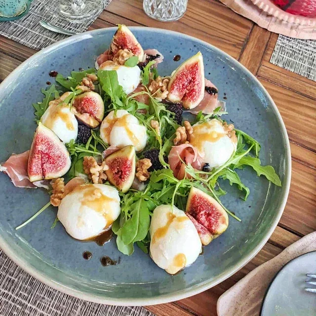 Antipastibricka med fikon, burrata och rucola