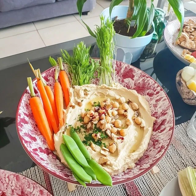 Antipastibricka med hummus, unga morötter och sockerärtor