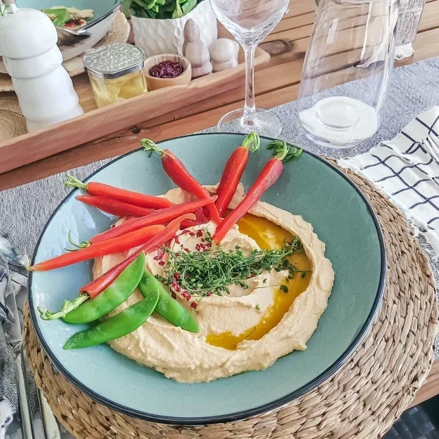 Antipastibricka med hummus, unga morötter och sockerärtor