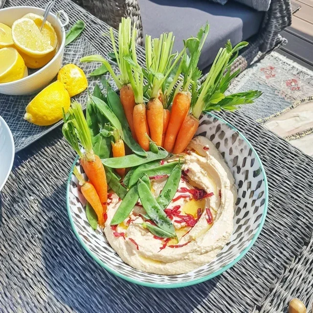 Antipastibricka med hummus, unga morötter och sockerärtor