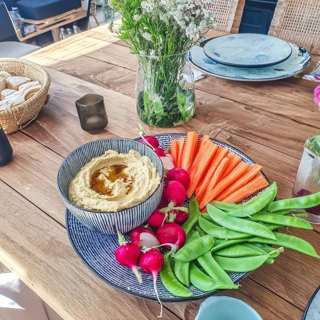 Antipastibricka med hummus, unga morötter och sockerärtor