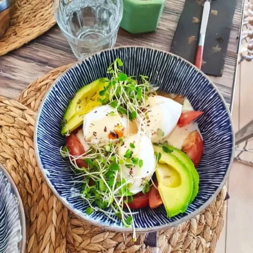 Brunchskål med pocherade ägg och avokado i en skål