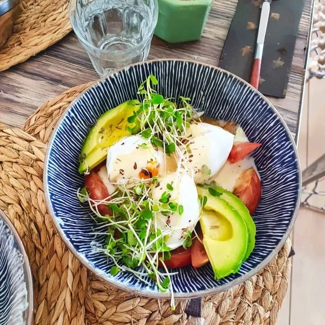 Brunchskål med pocherade ägg och avokado i en skål