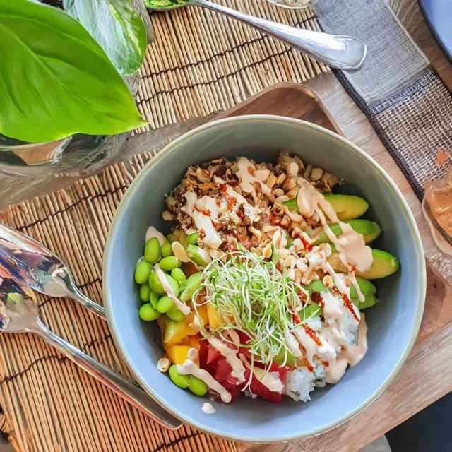 Buddha-skål med mango, edamame och jasminris