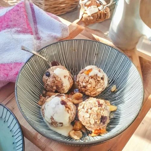 Energibollar med havregryn och honung, nyttigt och energigivande snack