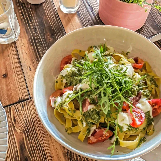 Färsk tagliatelle med rucola-pesto