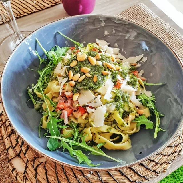 Färsk tagliatelle med rucola-pesto