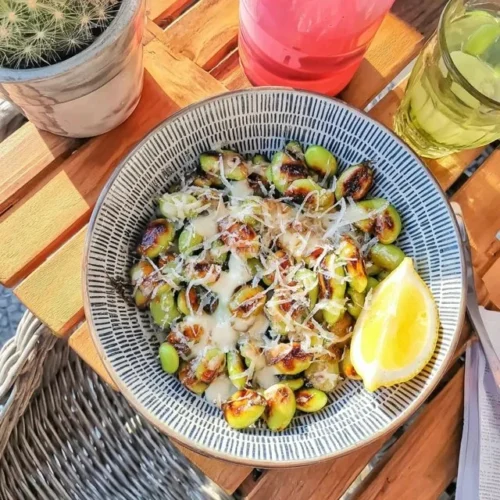 Grillad edamame med salt och citron på en tallrik