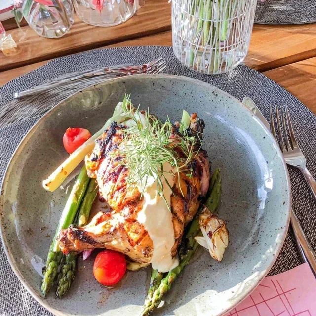 Grillad örtkyckling med säsongens grönsaker