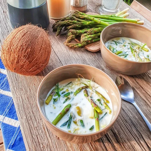 Grön sparrissoppa med kokosmjölk