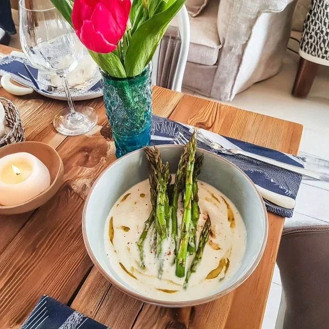 Grön sparrissoppa med kokosmjölk