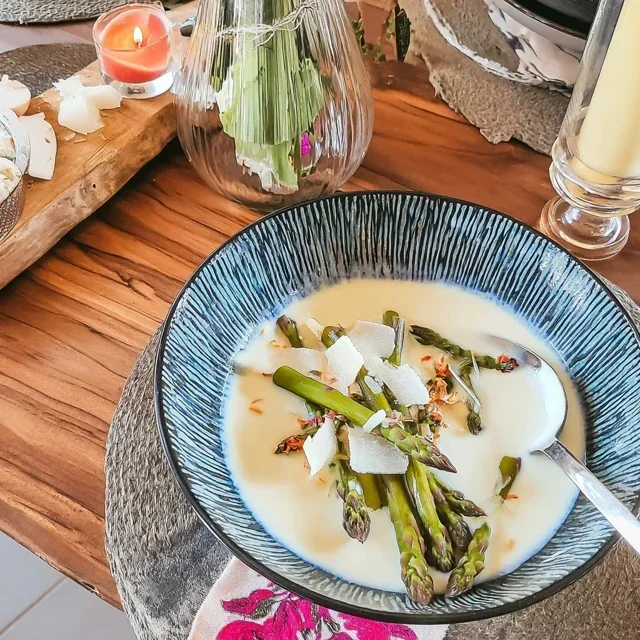 Grön sparrissoppa med kokosmjölk