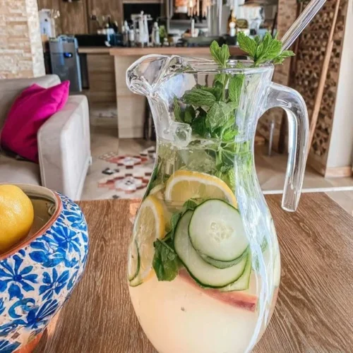 Hemgjord mynta-gurk-limonad i glas med mynta och gurka.