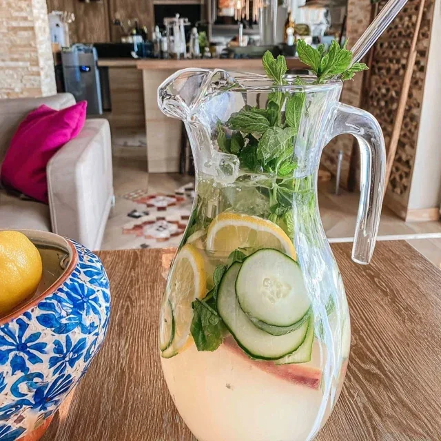 Hemgjord mynta-gurk-limonad