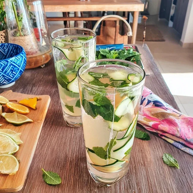 Hemgjord mynta-gurk-limonad