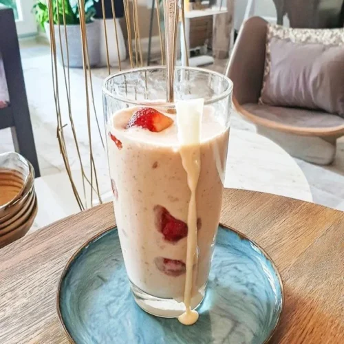 Jordgubb-banan-smoothie med havremjölk i ett glas