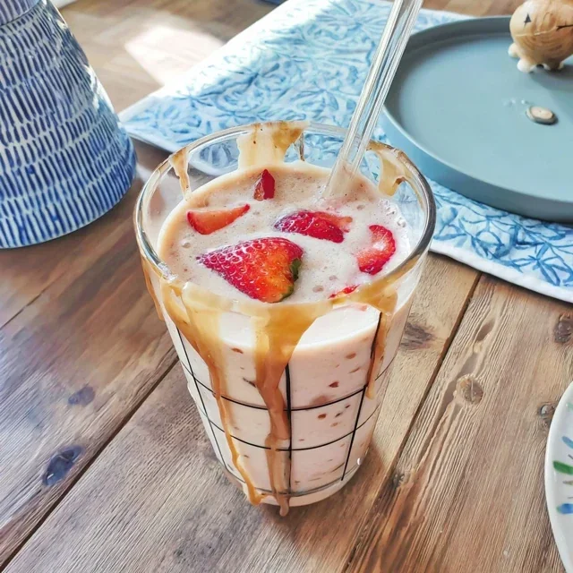 Jordgubb-banan-smoothie med havremjölk