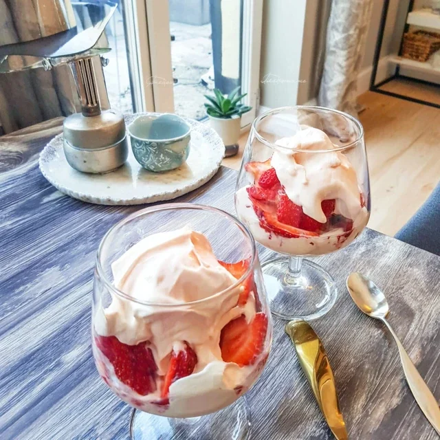 Jordgubb-citron-lagerdessert i glas