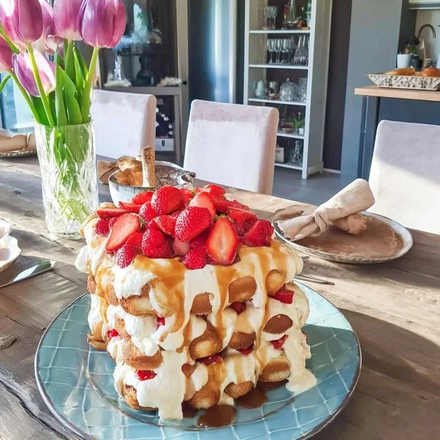Jordgubbstiramisu med mascarpone, en läcker och fruktig dessert.