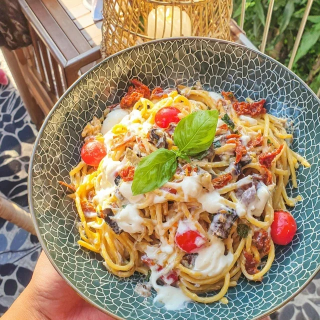 Kall pasta med soltorkade tomater och mozzarella