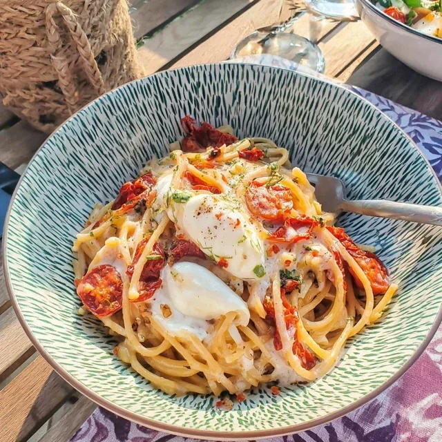 Kall pasta med soltorkade tomater och mozzarella