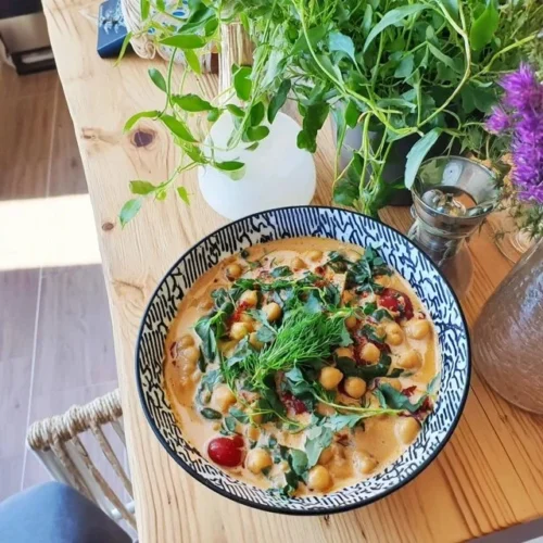 Kikärts-curry med kokosmjölk och spenat i en skål