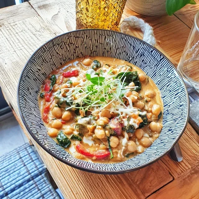Kikärts-curry med kokosmjölk och spenat