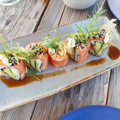 Laxmakirull med gurka och sesam, en smakrik sushi.