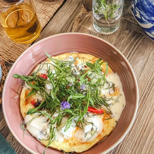 Örtomelett med getost