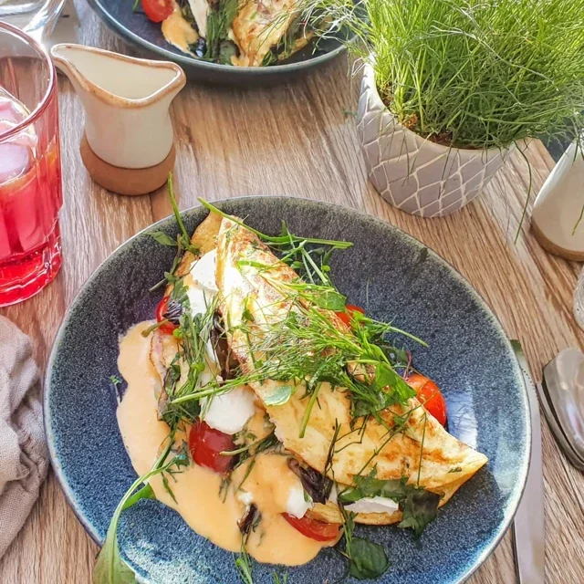 Örtomelett med getost