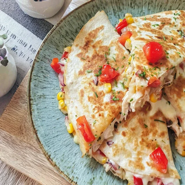 Ostquesadilla med majs och paprika