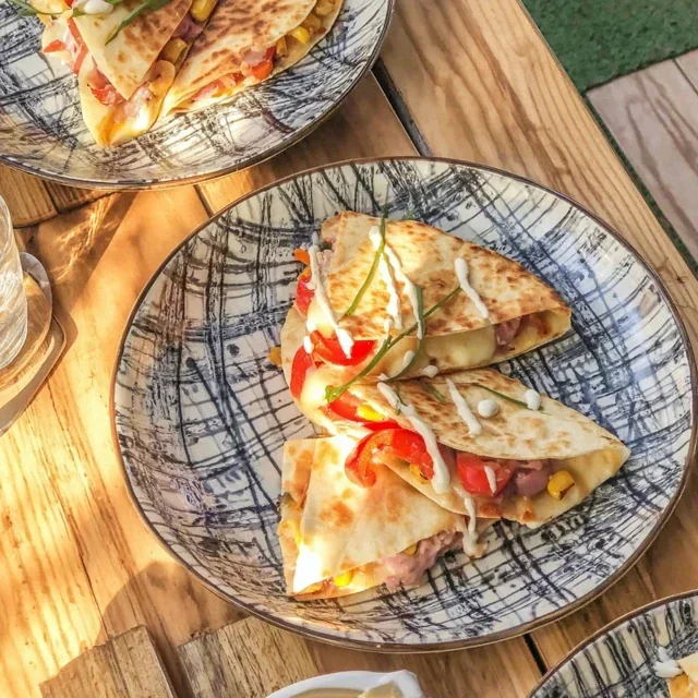 Ostquesadilla med majs och paprika