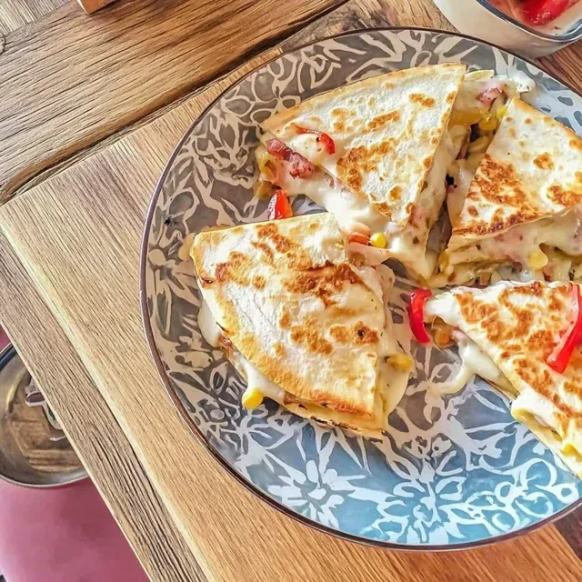 Ostquesadilla med majs och paprika