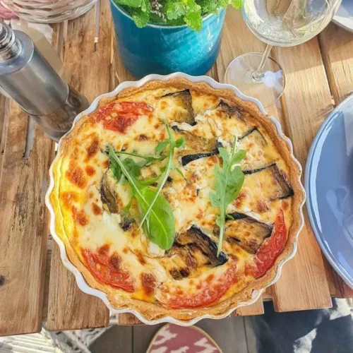 Paj med grillade grönsaker och getost på en tallrik