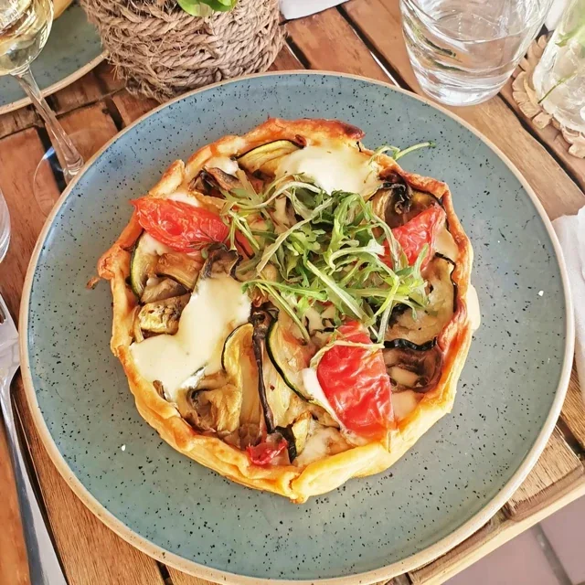 Paj med grillade grönsaker och getost