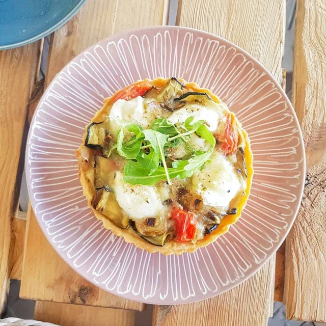 Paj med grillade grönsaker och getost