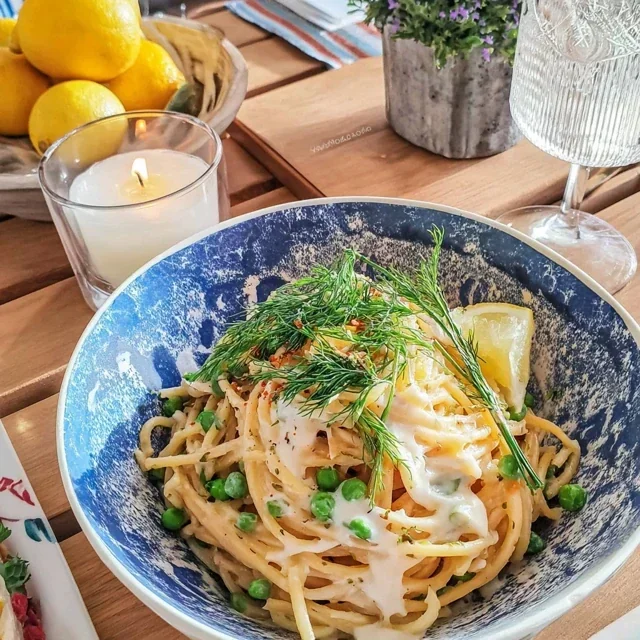 Pasta al limone med färska ärtor