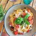 Pasta med tomatsås och färsk basilika