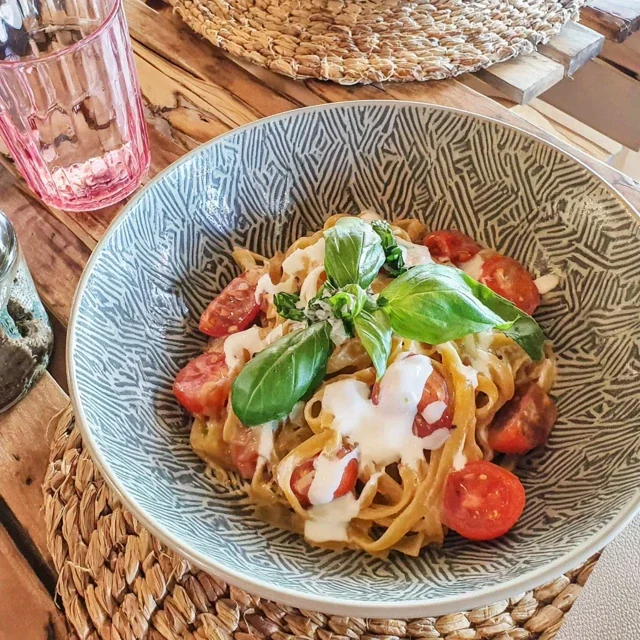 Pasta med tomatsås och färsk basilika