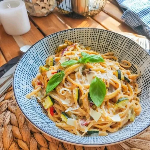 Pasta primavera med zucchini och citron, en färgglad och hälsosam rätt