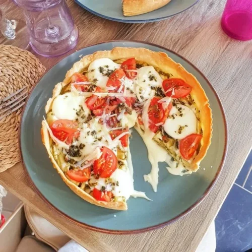 Pesto-mozzarella-solrosstårta med färska ingredienser