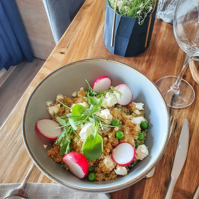 Quinoa-bowl med rädisor, ärtor och fetaost